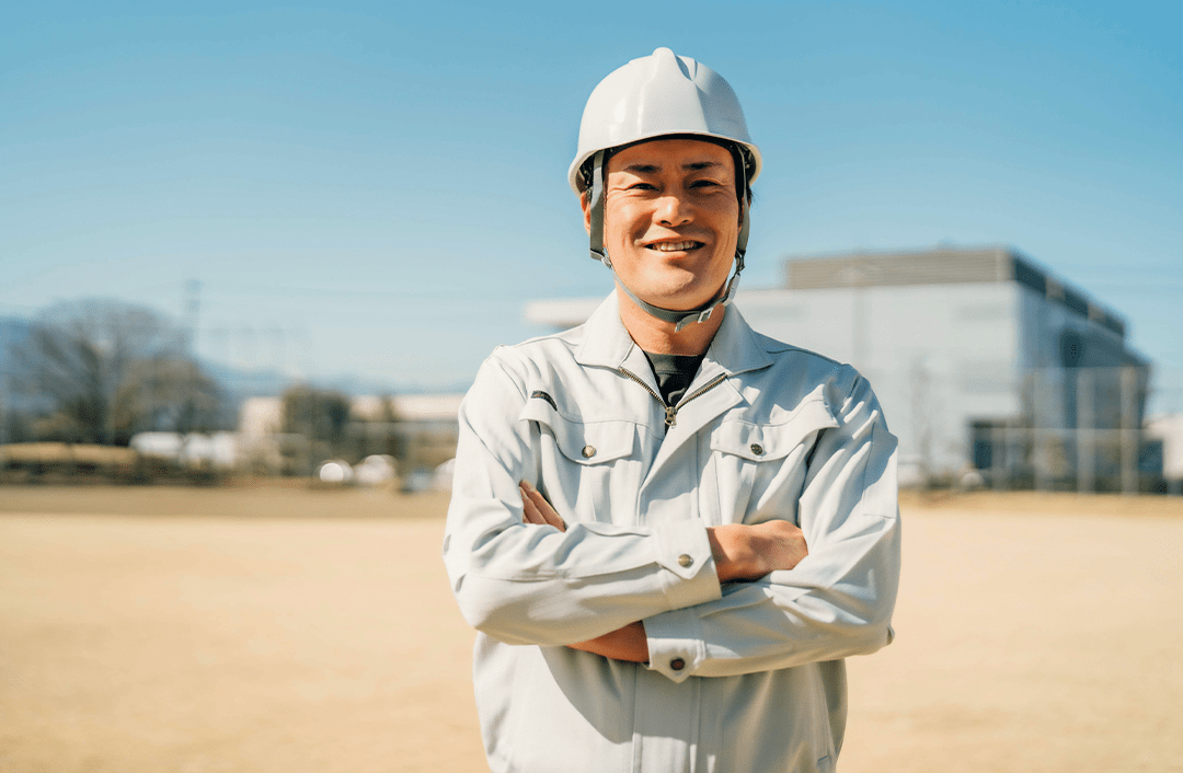 腕を組んでいる人